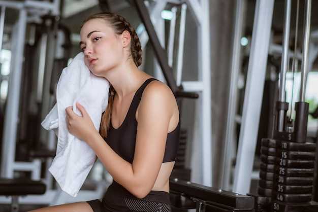 Плечо болит после тренировки в тренажерном зале: причины и лечение